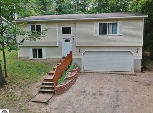 18860 Lakewood Cir, Lake Ann, MI 49650