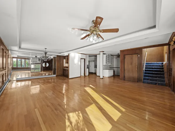 6660 Ridge Boulevard image 8 of 21