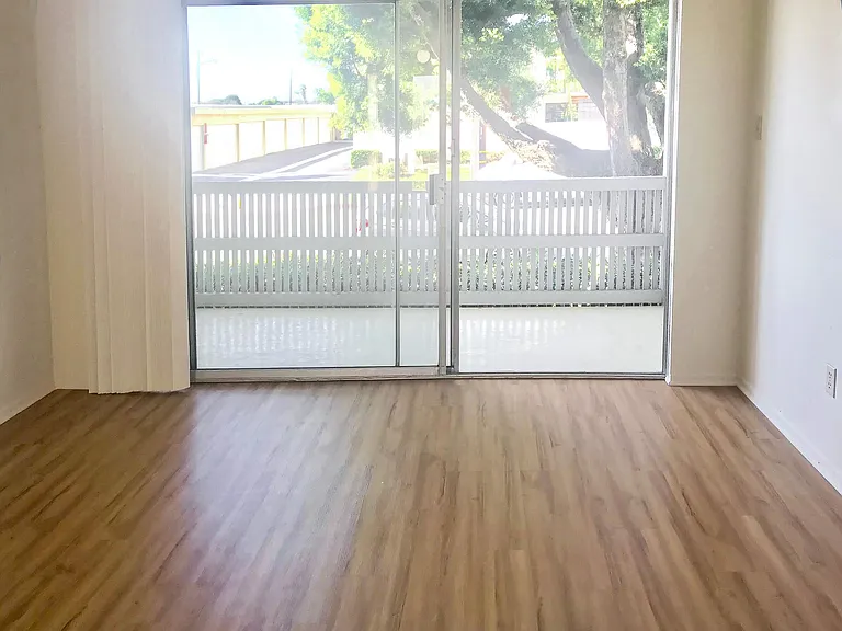Ocean West Apartments — Photo 18