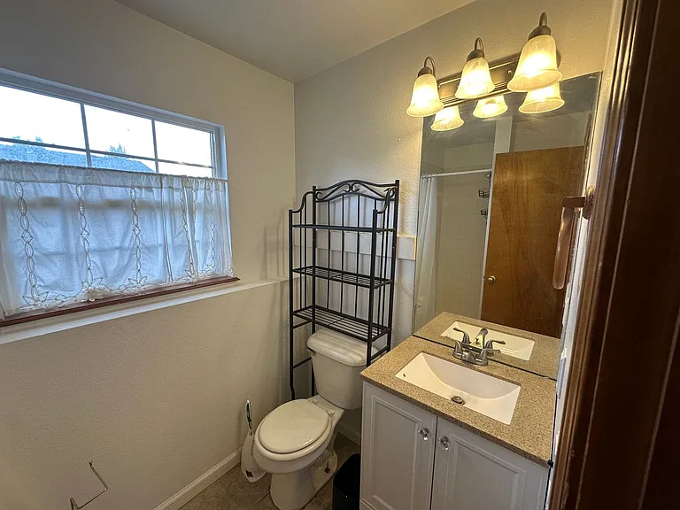 102 Comanche Ct — Photo 8
