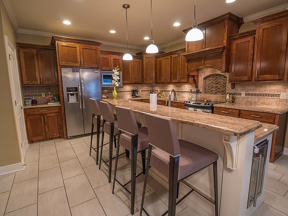 2nd image of 1025 Richmond Cir
