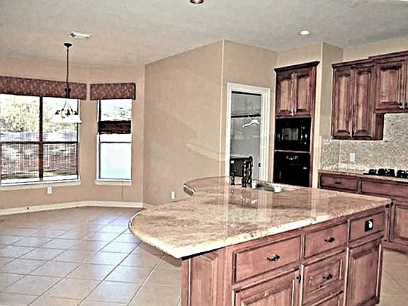 5th image of 325 Lancaster Ln