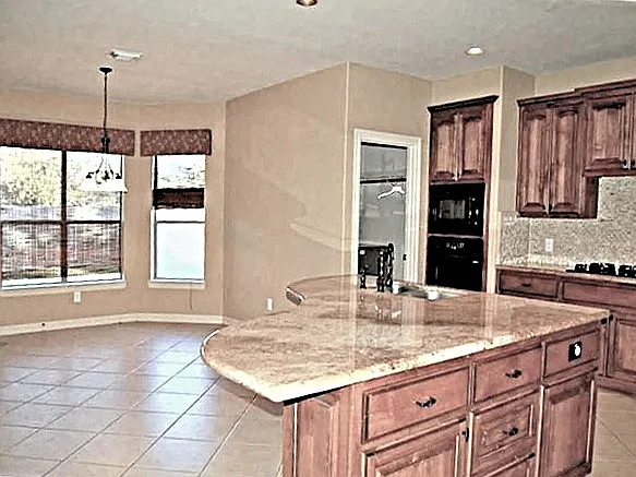 325 Lancaster Ln — Photo 5