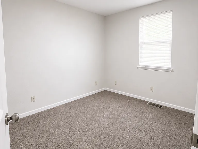 1915 Green Valley Dr — Photo 8