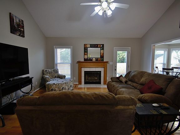 4th image of 294 Erin Cir