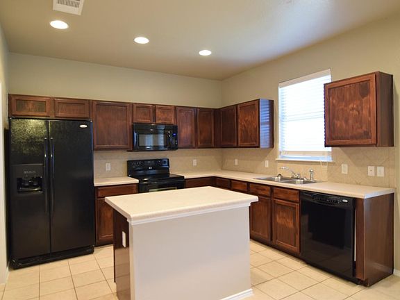 4th image of 816 Sugar Brook Dr