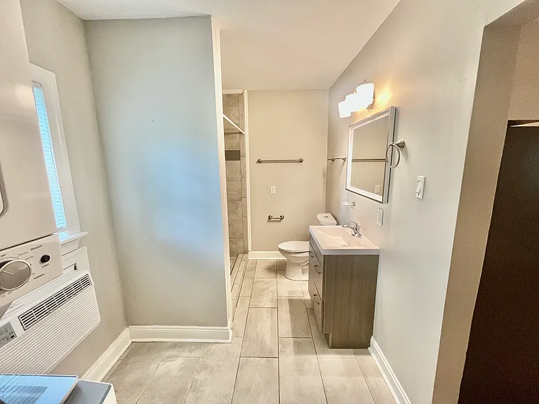 811 1/2 N Van Buren St — Photo 9