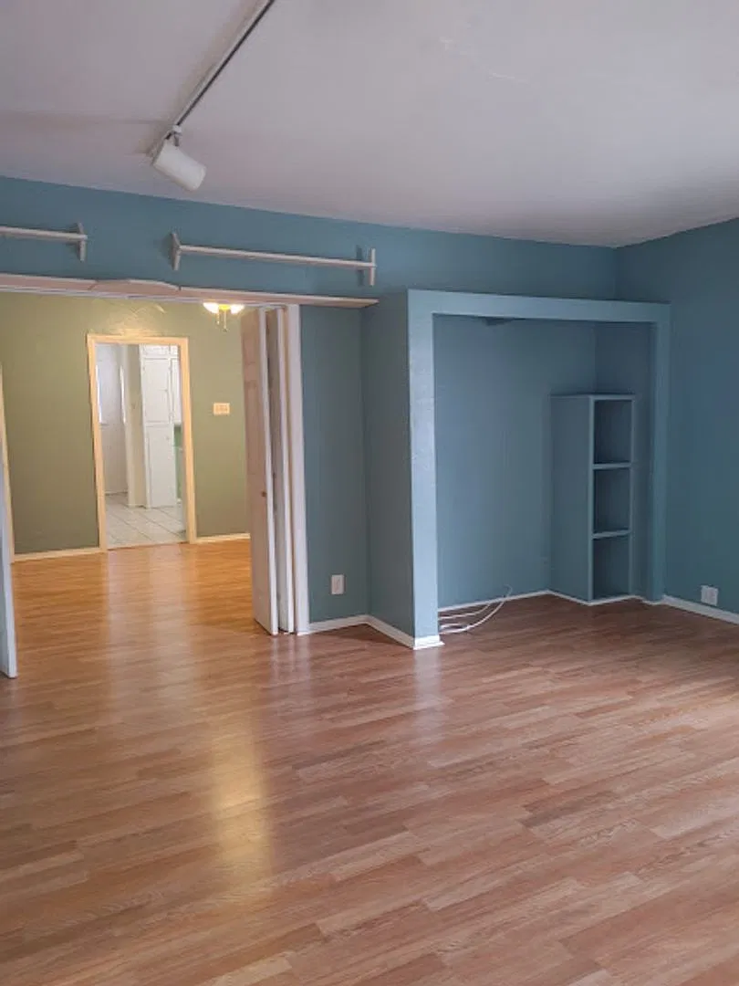 3bd/1ba House With Front Bonus Room, Laundry And Garage — Photo 3