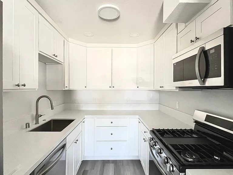 333 Lansing Circle — Photo 1