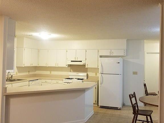 3rd image of 423 Norwood St