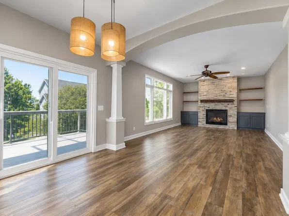5459 Coachlight Dr, West Des Moines, IA 50266