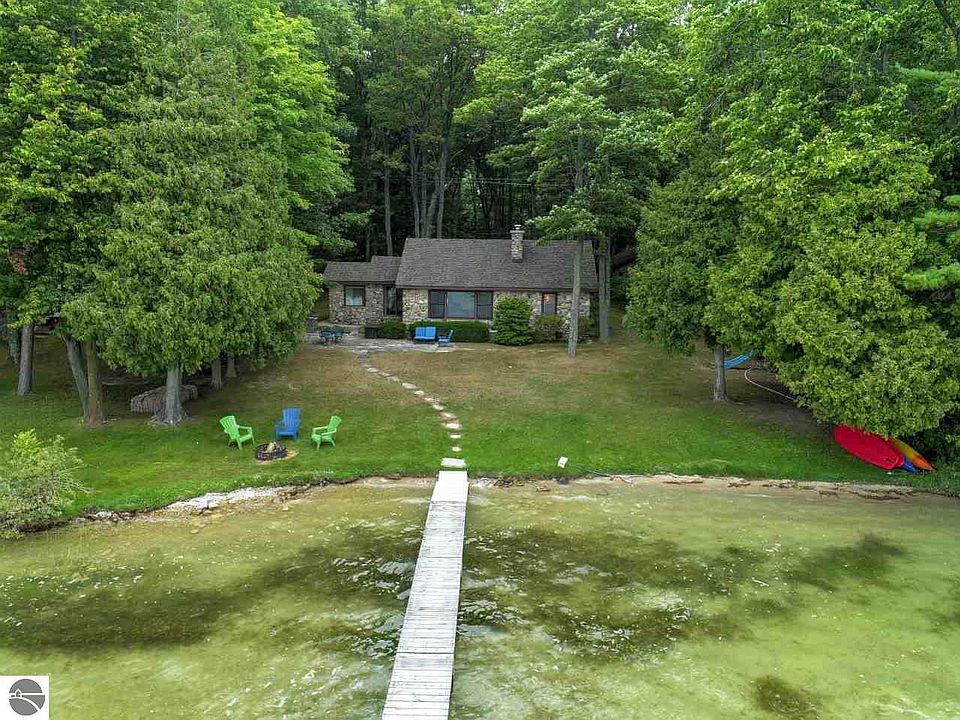 1st image of 8035 Woodland Dr