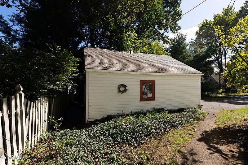 4th image of 439 Wellington Road