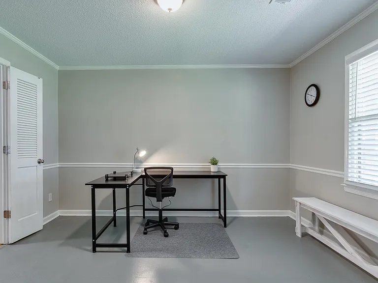 841 Cloverleaf Dr — Photo 2