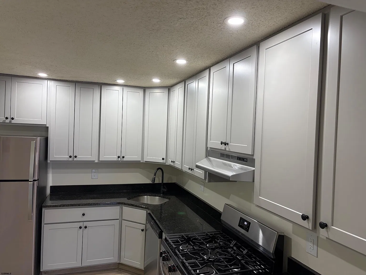 2 bed, 2.5 bath, $2,000 — Photo 2