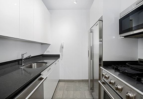 4th image of 99 John St APT 1005