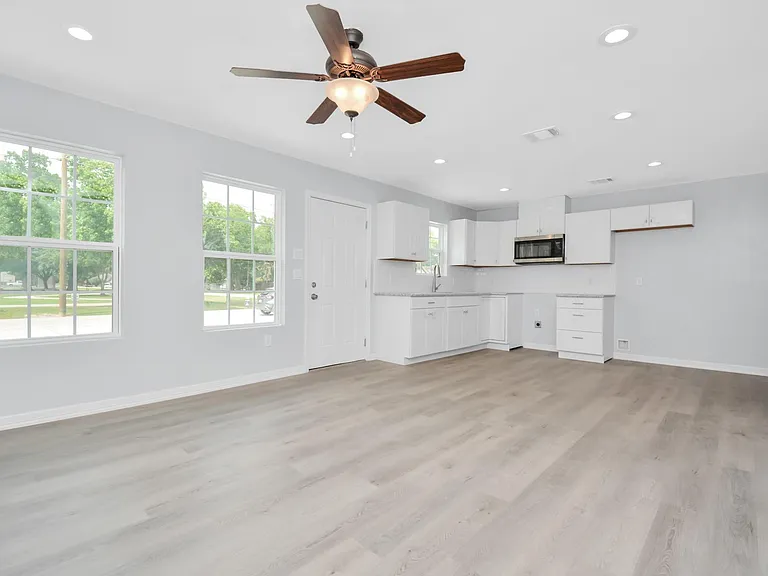 8595 Parkway Dr #B — Photo 4