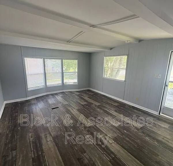 127 W Strider St — Photo 3