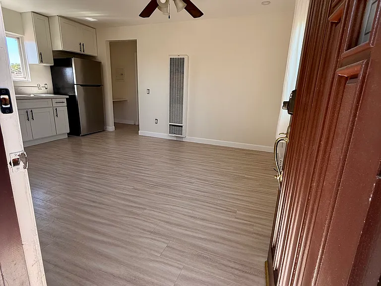 Sitting Area: 16'6'' x 16'0''