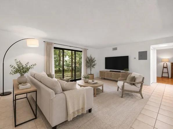 171 Highland St APT 103, Taunton, MA 02780
