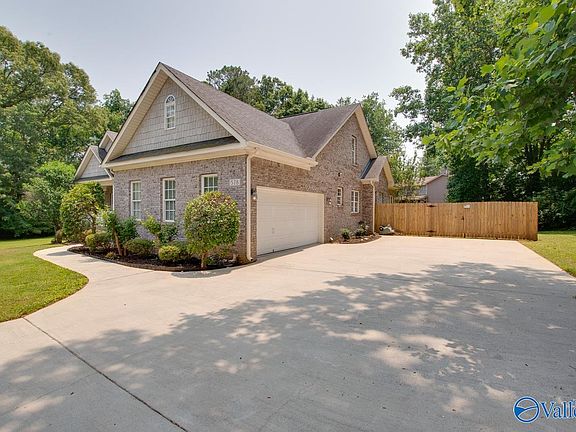 3rd image of 578 Eastview Dr
