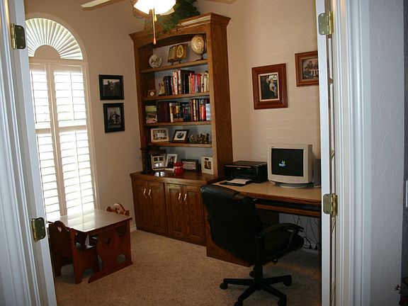 Study-w/bookshelf & desk