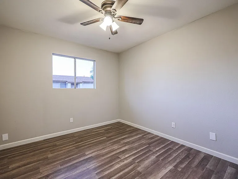 2611 E Maryland Dr — Photo 17