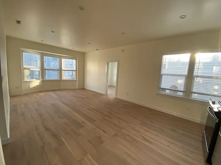 2000 Grove St #4 — Photo 3
