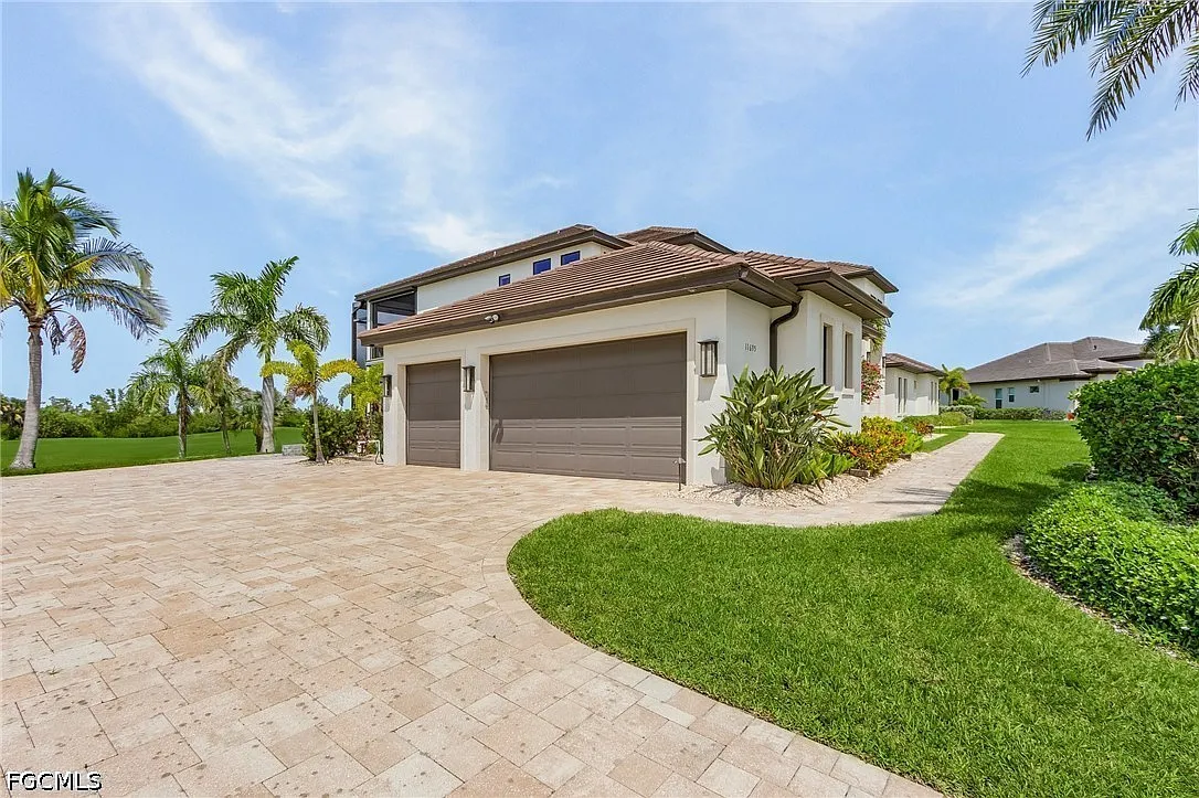 4 bed, 3.5 bath, 4123 sqft, $15,000 — Photo 1