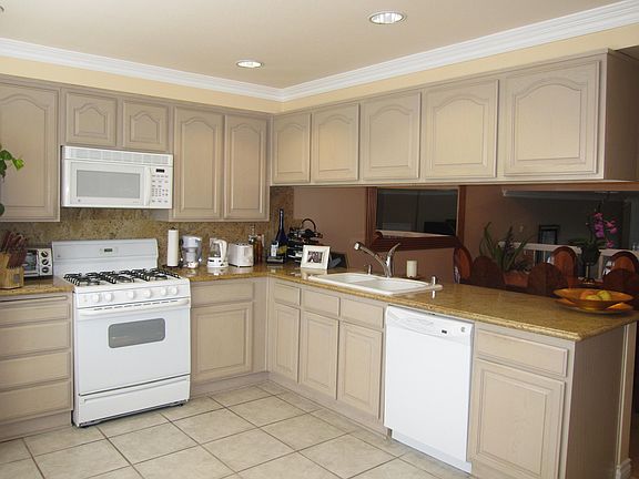 4th image of 18360 Collins St Unit A