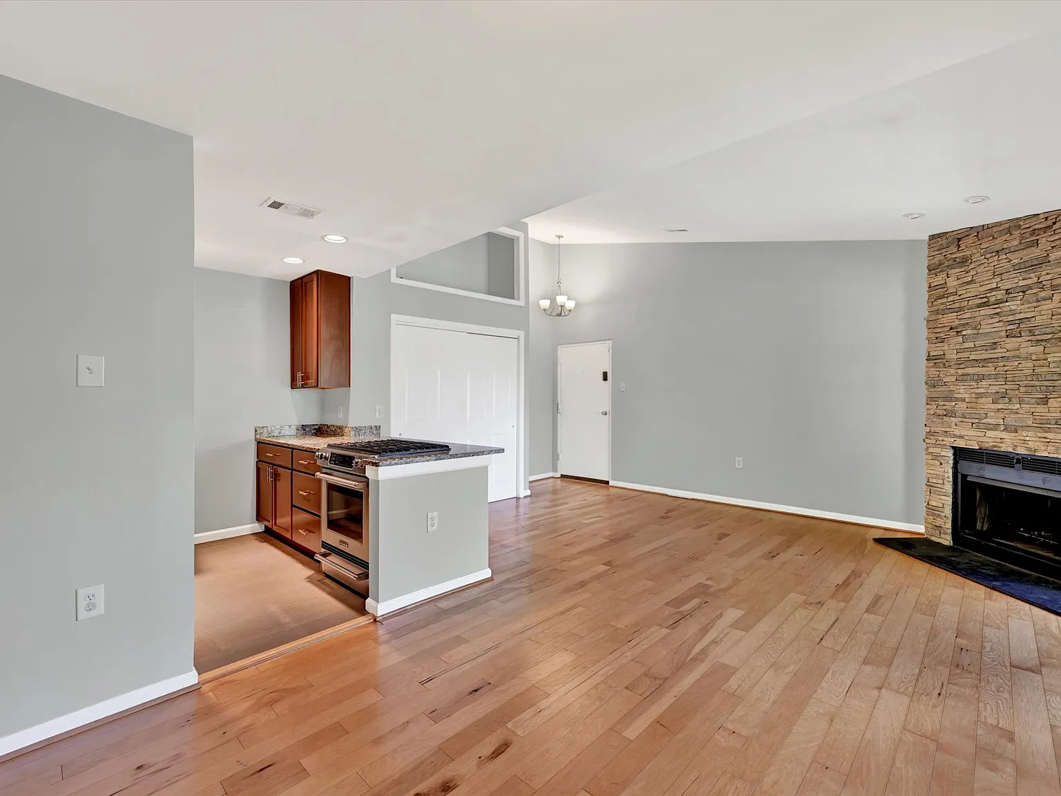 2 bed, 865 sqft, $1,799 — Photo 3