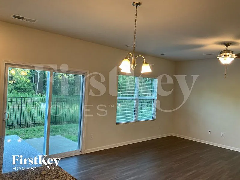 4 bed, 2.5 bath, 1841 sqft, $2,340 — Photo 3