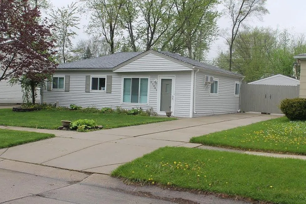 23045 Colgate St photo 1
