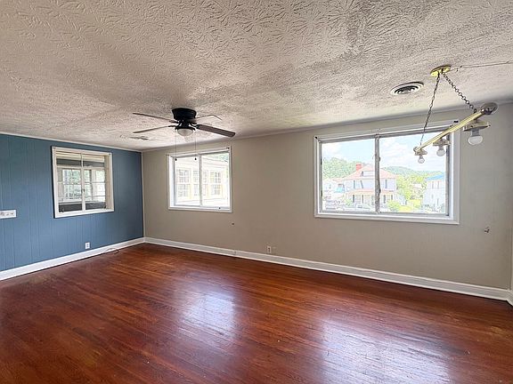 3rd image of 205 Frank St