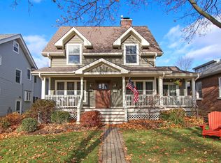 322 McKinley Ave, Libertyville, IL 60048