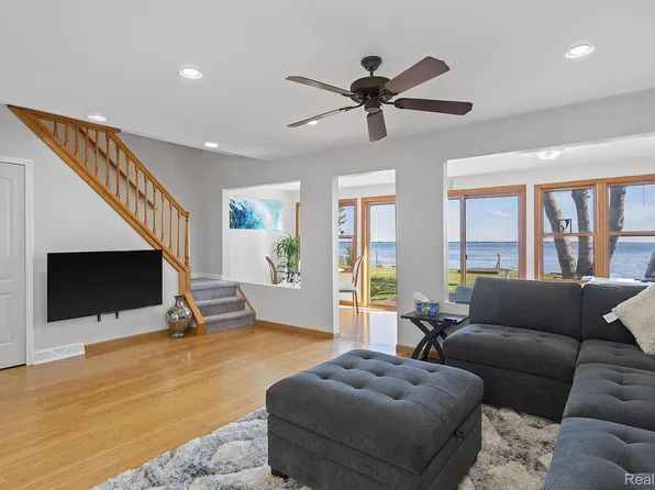 35569 Erie Dr, Brownstown, MI 48173