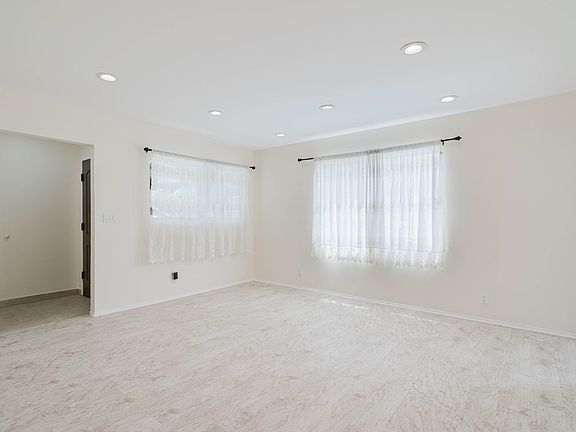 4th image of 10539 Samoa Ave