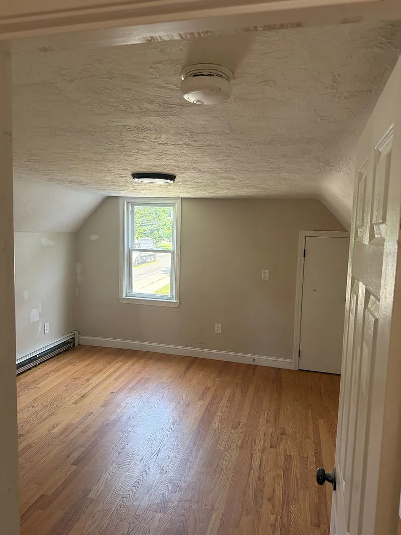 Nice Sunny 2 BR / 1 Ba Apt. in Stoughton — Photo 4