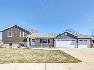 1808 Valley Ln, Little Chute, WI 54140