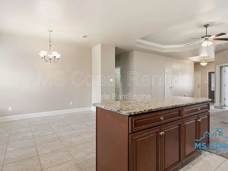 915 Old Towne St — Photo 10