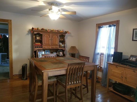 Dining room. Hardwood floors