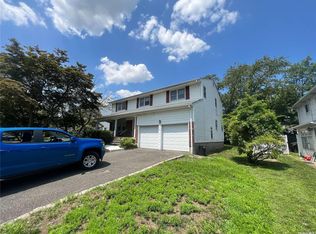 712 Hungry Harbor Rd, Valley Stream, NY 11581