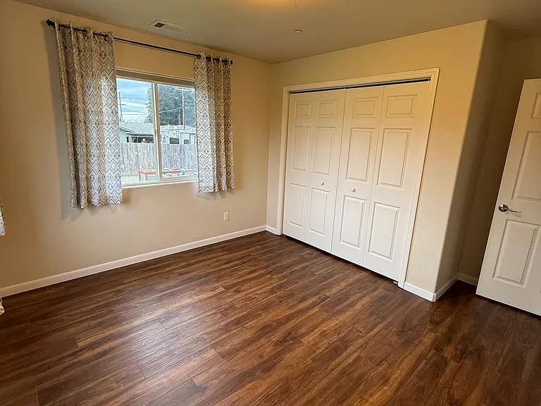 1079 Hilltop Dr — Photo 12