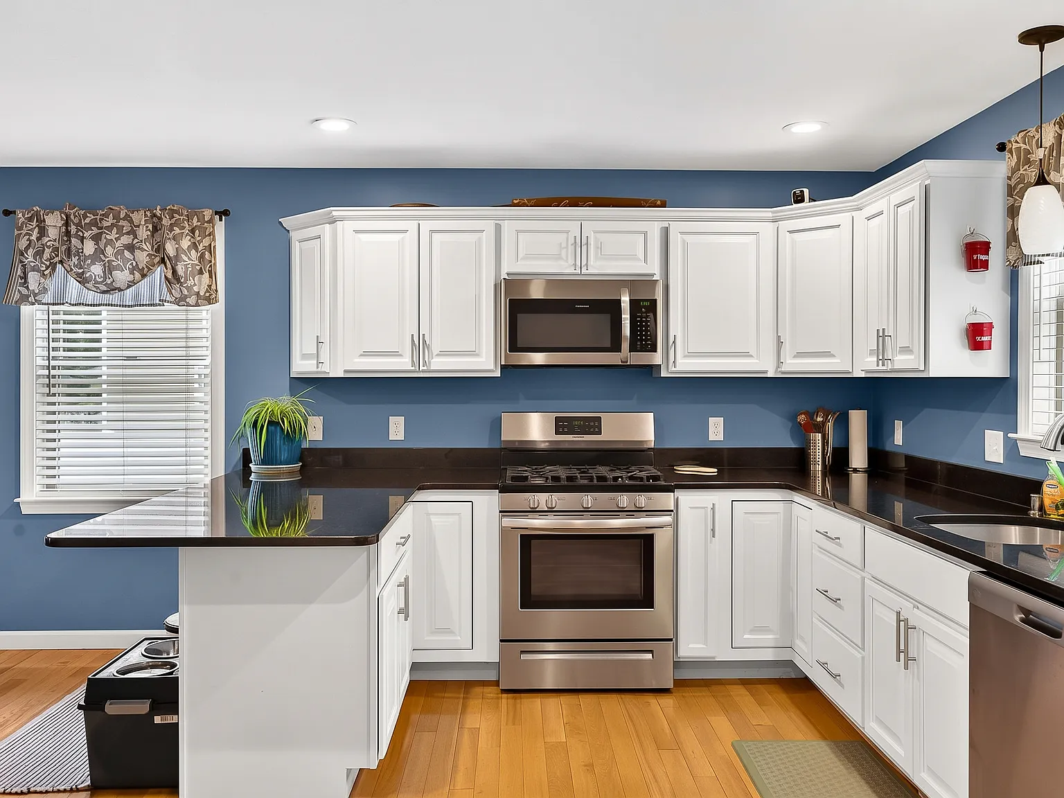 3 bed, 1.5 bath, 1500 sqft, $3,250 — Photo 2