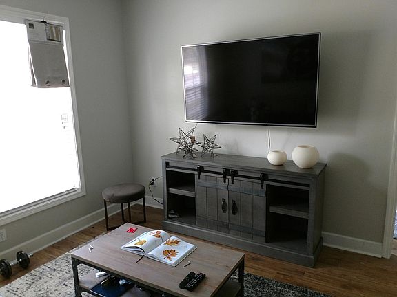 Great office/den/guest suite on the first floor. Private bathroom and walk-in closet. Large windows overlooking Regent Park.