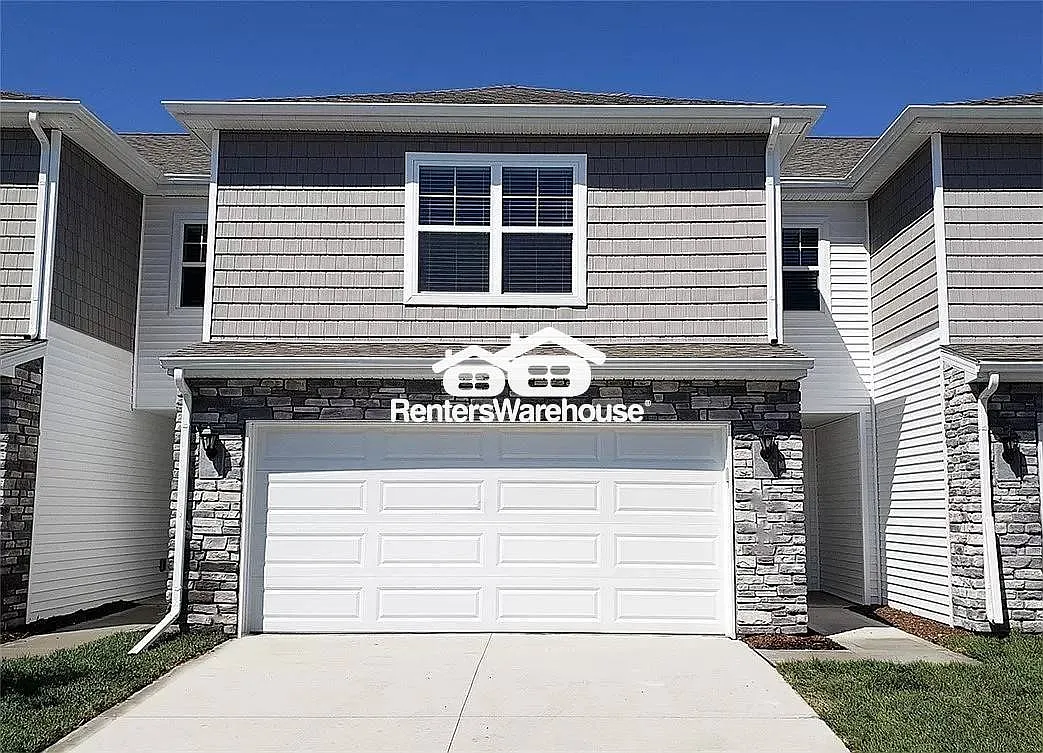 Three Bedroom Townhouse in Adel — Photo 1
