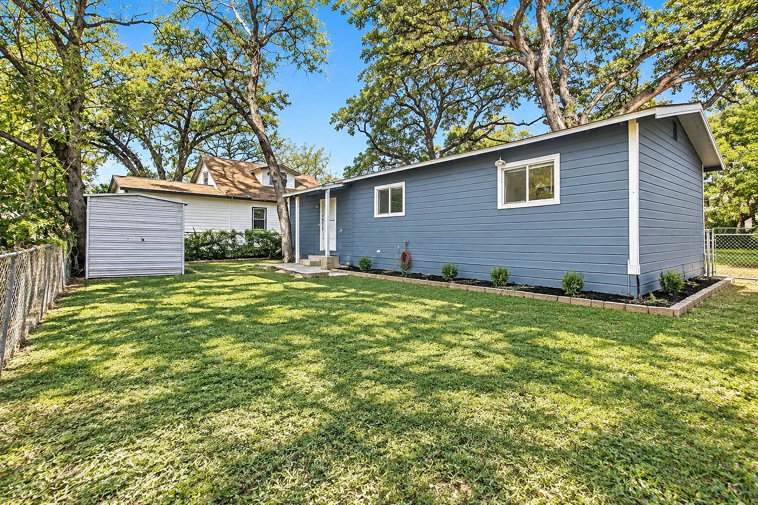 3 bed, 1.0 bath, 1374 sqft, $1,600 — Photo 3