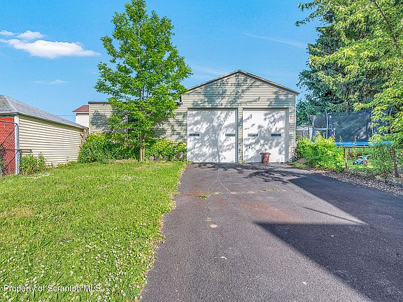 3rd image of 905 Slocum Ave