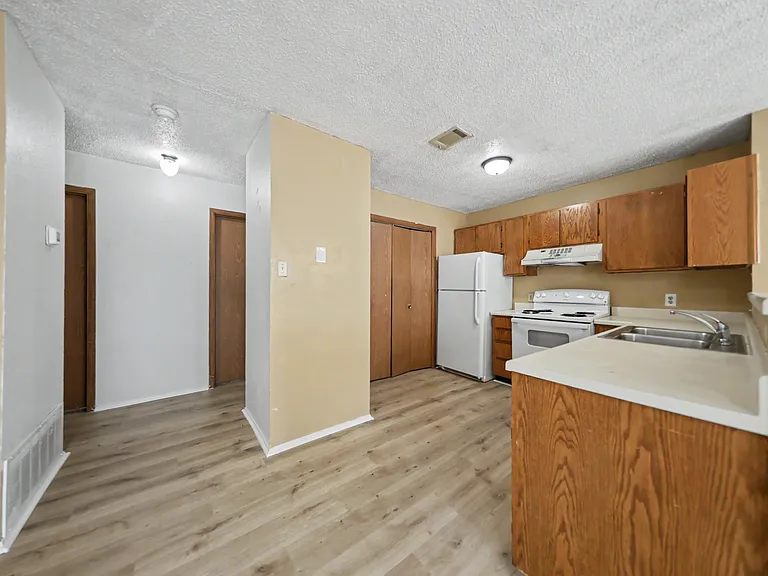 705 W Ave D, Belton — Photo 18