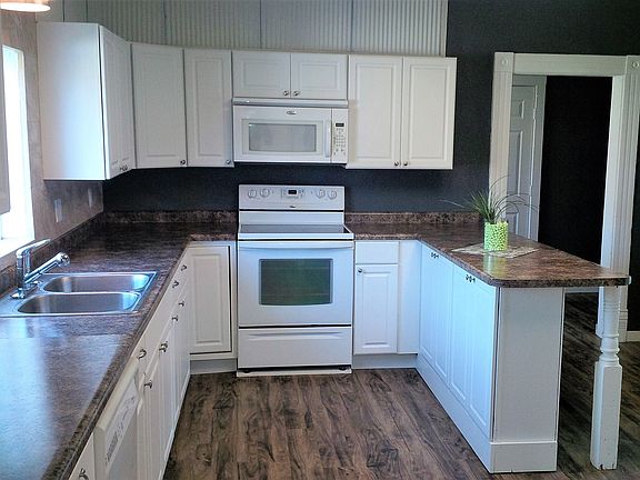 Kitchen with breakfast bar